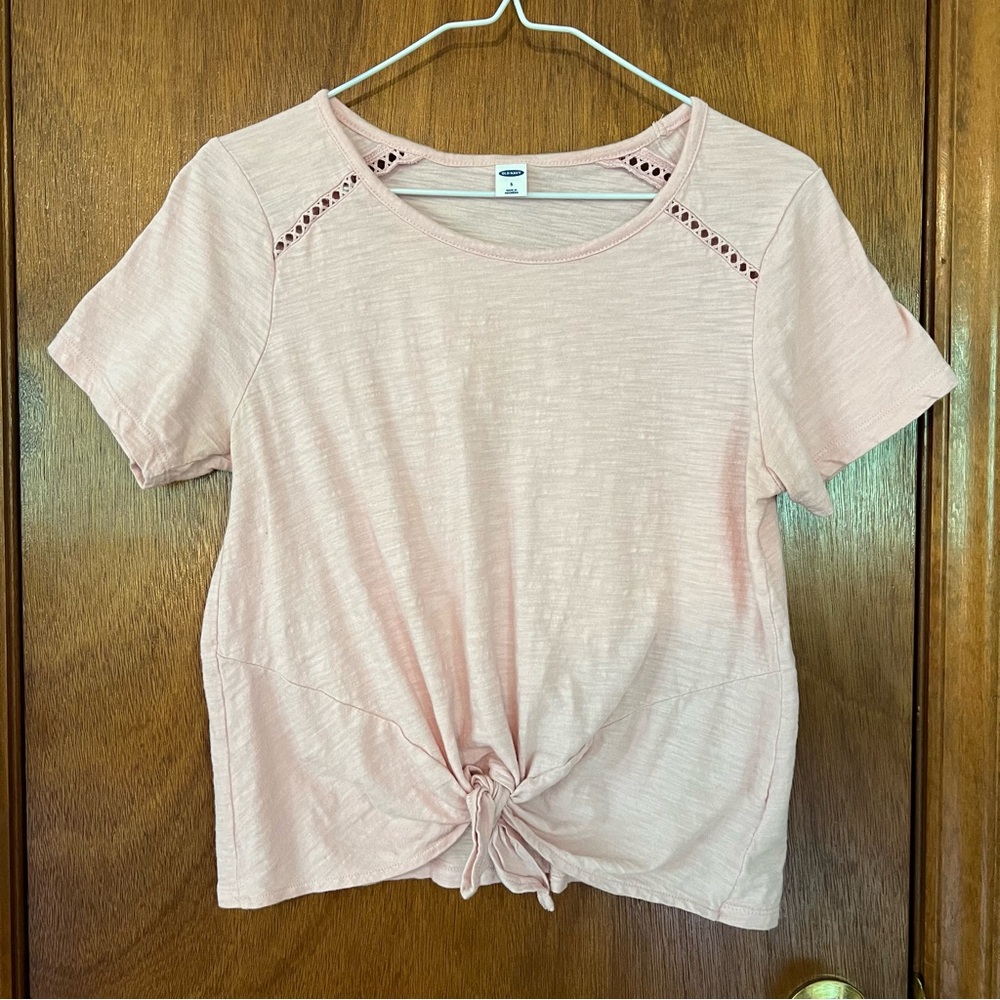 Pink Old Navy tie front t-shirt with crochet cutouts women’s size small